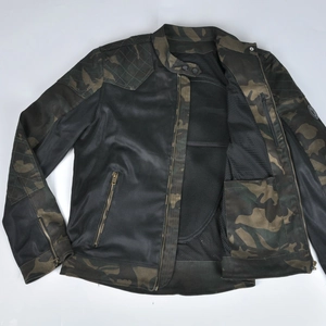Veste de moto camouflage avec maille respirante et poches zippées posée à plat