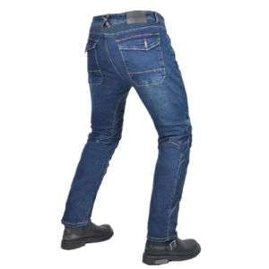 Détail des plis renforcés aux genoux et du denim lavé sur le pantalon de moto
