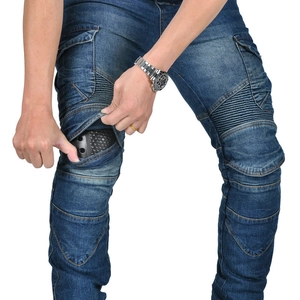 Détail de jean moto avec protections de genoux et panneaux extensibles articulés