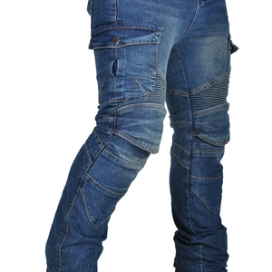 Détails du jean moto bleu montrant les panneaux extensibles et les poches cargo