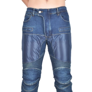 Détail des panneaux en maille respirante et genoux extensibles sur jean de moto bleu