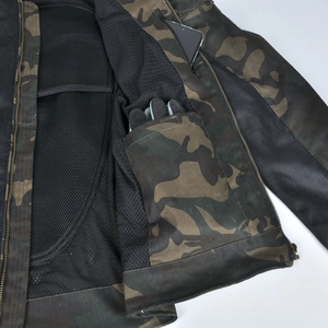 Détails de la veste moto camouflage avec doublure en mesh respirant et poches internes