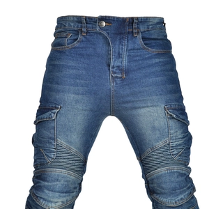 Détail du jean de moto avec plis de protection aux genoux et poches cargo latérales