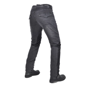 Vue détaillée du jean de moto avec protections aux genoux et poches arrière cargo
