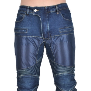 Détail du jean moto avec panneaux en mesh bleu respirant et empiècements extensibles