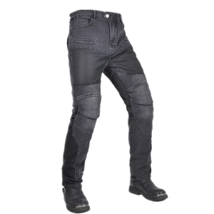 Détail des poches pour genouillères sur un jean de moto respirant et robuste