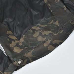 Détail de la veste moto camouflage avec mesh respirant et bouton métallique avec logo