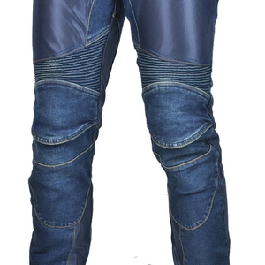 Détail d'un jean moto bleu avec genouillères de protection et panneaux extensibles en accordéon