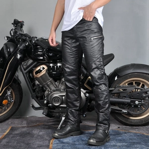 Nahaufnahme der schwarzen Motorradhose mit Knie-Akkordeon-Einsätzen und Metall-Reißverschlusstasche