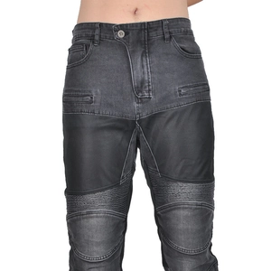 Détails du jean moto avec panneaux en maille respirante et zones extensibles aux genoux