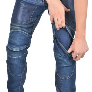 Détail du jean moto bleu avec plis élastiques aux genoux et tissu en denim renforcé