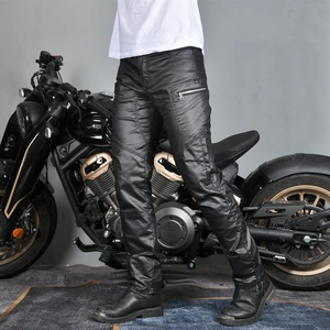 Nahaufnahme der winddichten Motorradjeans mit verstärkten Kniekanten und Beschichtung