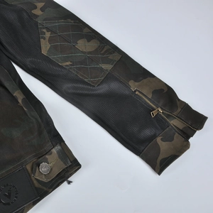 Détail de la veste de moto camouflage avec tissu en maille et fermeture éclair