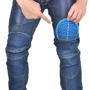 Détail du jean de moto bleu avec plis de genoux flexibles et protections anti-chocs