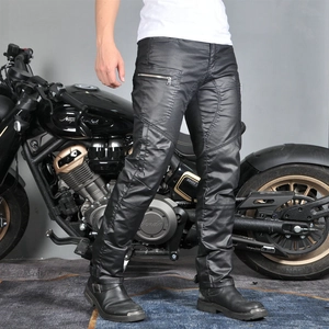 Details der wasserdichten Motorradjeans mit Knieprotektoren und seitlichen Reißverschlüssen