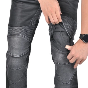 Détail du jean de moto avec aérations en mesh et poches pour protections genoux