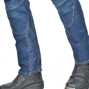 Détail du jean moto avec panneaux en maille respirante et coutures de renfort robustes
