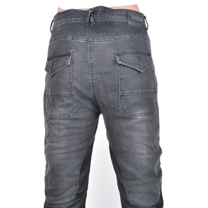 Détail du jean de moto gris avec plis élastiques à la taille et empiècements mesh