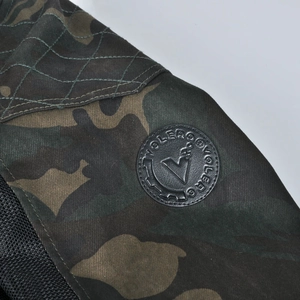 Détail de veste moto camouflage avec badge Volero, coutures en losange et tissu mesh