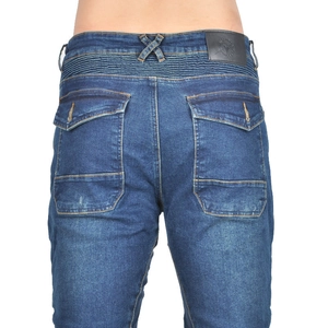Détail d'un jean moto avec passants de ceinture en X et poches arrière à rabat