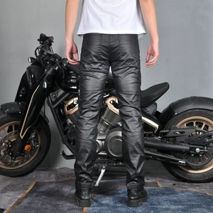 Schmale schwarze Motorradhose mit Beschichtung und ergonomischen Nähten in der Rückansicht