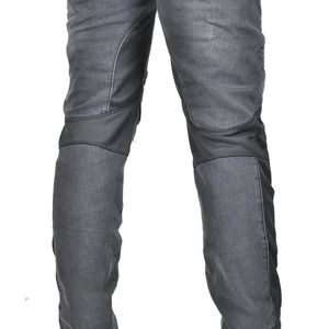 Détail du jean de moto avec panneaux en maille et protection renforcée aux genoux