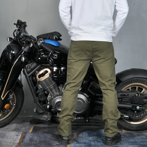 Pantalon de moto en mesh vert olive pour homme, vue arrière avec une moto rétro de style