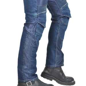 Dettaglio dei jeans da moto con rete traspirante e pieghe flessibili sulle ginocchia