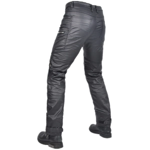 Detailansicht der schwarzen Motorradhose mit beschichteter Textur und Biker-Passform