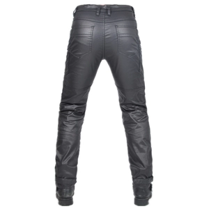 Detailansicht der Motorradjeans mit Schutzbeschichtung und zwei Gesäßtaschen