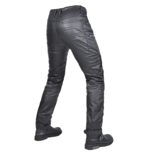 Detail der mattschwarzen Motorradhose mit verstärkten Kniepartien und Klettverschluss