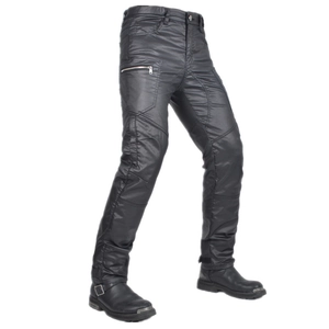Detailansicht glänzender Motorradhose mit Reißverschlusstaschen und Knieprotektoren
