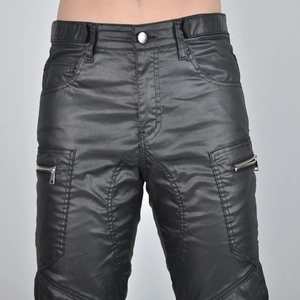 Detail der Herren-Motorradjeans mit Glanzbeschichtung, Reißverschlüssen und Metallknöpfen