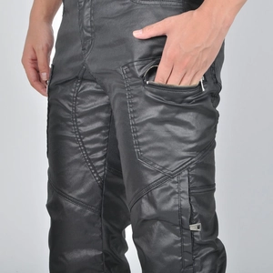 Detail der winddichten beschichteten Motorradjeans mit Multi-Taschen und Metall-Reißverschlüssen