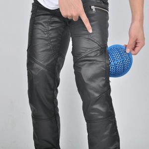 Details der ergonomischen Motorradhose mit blauen Waben-Protektoren an den Knien