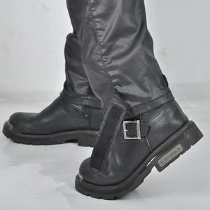 Detail von Harley-Davidson Motorradstiefeln aus Leder mit Profilsohle und Schnalle