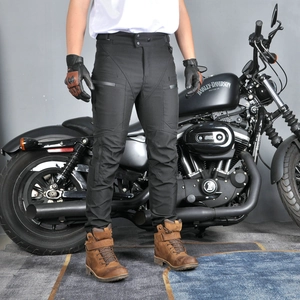 Dettaglio dei pantaloni da moto con pieghe rinforzate sulle ginocchia e tasca impermeabile
