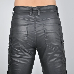 Detailansicht des glänzenden beschichteten Stoffes und der Gesäßtaschen dieser Motorradhose