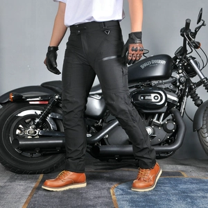 Dettaglio dei pantaloni da moto neri con tasche funzionali e protezioni integrate
