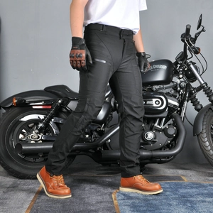 Dettaglio dei pantaloni da moto impermeabili con protezioni per ginocchia e tessuto robusto