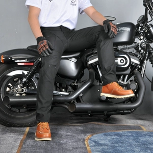 Dettaglio dei pantaloni da moto impermeabili con armatura in silicone e cuciture sulle ginocchia