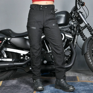 Détail de la poche zippée étanche et du tissu résistant du pantalon de moto pour femmes