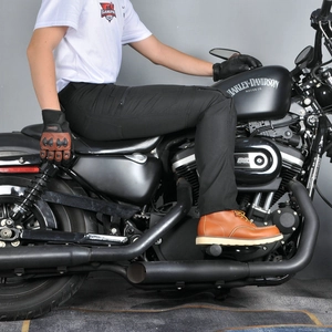 Dettaglio dei pantaloni da moto impermeabili con cuciture ergonomiche e tasche laterali