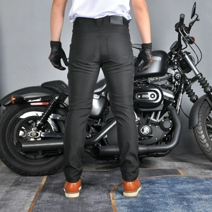 Dettaglio dei pantaloni da moto con pannelli elastici a fisarmonica e tasche protettive sui fianchi
