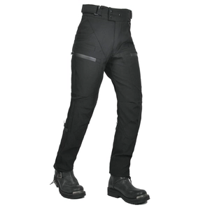 Détail du pantalon moto coupe-vent avec zones extensibles aux genoux et poches cargo
