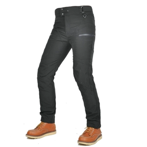 Dettaglio dei pantaloni da moto con ginocchia rinforzate e gancio a D funzionale nero