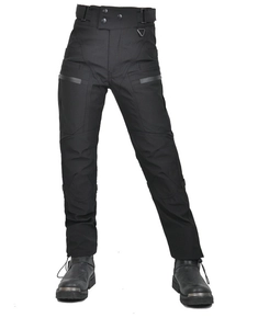Détail du pantalon de moto pour femme avec ajustement à la taille et crochet métal