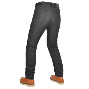 Dettaglio dei pantaloni da moto impermeabili con rinforzi sulle ginocchia e tasche posteriori