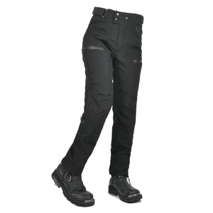 Détail du pantalon moto montrant les poches latérales et les genoux renforcés