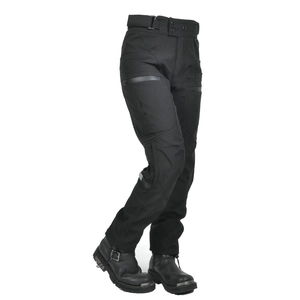 Détail du pantalon moto étanche avec protections aux genoux et poches tactiques multiples